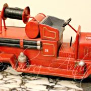 Металічна пожежна машина.